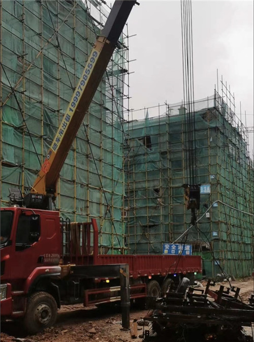 隆阳区“慢工细活”—— 吊车的 “微动控制” 技术